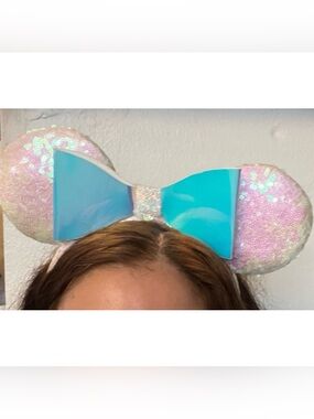 NEW DISNEY PARKS White Iridescent Sequin Bow Detail Minnie Mickey Ears Headband